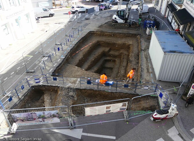 Sondages profonds réalisés sur la place Xavier Richard, côté commerce à Sainte-Foy-Lès-Lyon (Rhône). Ces sondages ont étés réalisés pour rechercher les limites et le fond du fossé entourant l'enceinte, pour connaitre son mode de mise en place, et confirmer ses dimensions, jusqu'à présent hypothétiques. Le fond a été perçu à 4,87 m, confirmant l'hypothèse d'un fossé imposant, avoisinant les 15 m de largeur. 