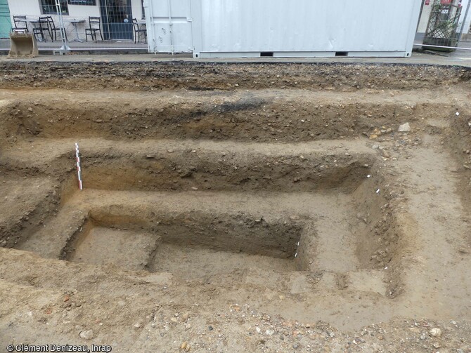 Coupe sud du sondage principal effectué à Sainte-Foy-Lès-Lyon (Rhône), avec en surface les niveaux de places actuelles. 