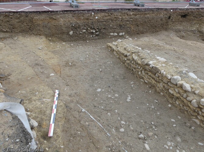 Bordure du fossé entourant l'enceinte, comblé au 18e siècle, et le bâtiment le recouvrant, mis au jour à Sainte-Foy-Lès-Lyon (Rhône). 