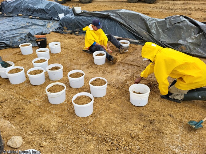 Test de fouille manuelle dans le secteur central du site Gustave Eiffel &agrave; Tours (Indre-et-Loire). Des pr&eacute;l&egrave;vements de s&eacute;diment ont &eacute;t&eacute; tamis&eacute;s et ont livr&eacute; tr&egrave;s peu de petits &eacute;l&eacute;ments en silex. 