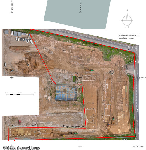 Photo a&eacute;rienne de l'emprise de la fouille sur le site Gustave Eiffel &agrave; Tours (Indre-et-Loire), au sein d'un terrain marqu&eacute; par des activit&eacute;s industrielles au Pal&eacute;olithique. 