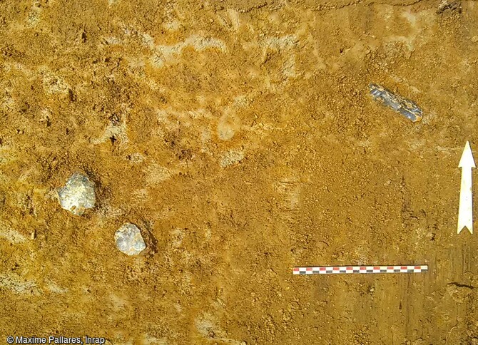 Une lame et deux &eacute;clats d&eacute;couverts dans le secteur sud-est au sein du niveau sup&eacute;rieur du Pal&eacute;olithique moyen sur le site Gustave Eiffel &agrave; Tours (Indre-et-Loire).