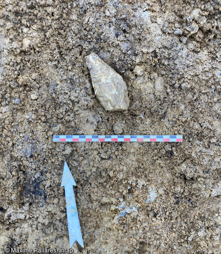 Biface d&eacute;couvert dans le secteur sud au sein du niveau inf&eacute;rieur du Pal&eacute;olithique moyen ancien sur le site Gustave Eiffel &agrave; Tours (Indre-et-Loire)