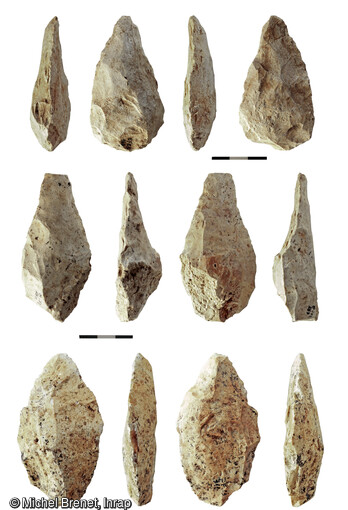 Trois des six bifaces d&eacute;couverts dans le niveau du Pal&eacute;olithique moyen ancien sur le site Gustave Eiffel &agrave; Tours (Indre-et-Loire).