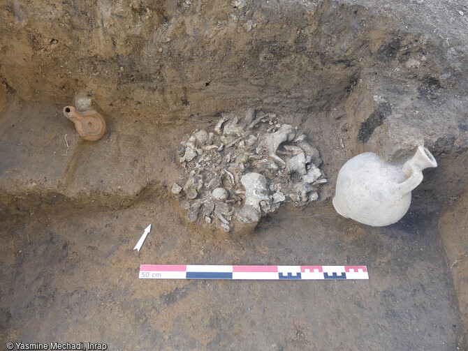    Vue en plan d’un dépôt de crémation en contenant périssable, avec mobilier d’accompagnement (lampe à huile et cruche), Strasbourg (Bas-Rhin), 2024.           