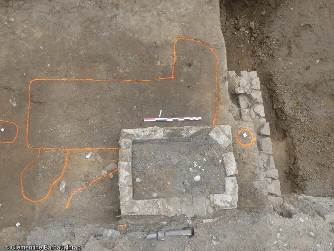 Vue en plan du bassin à charbon appartenant à l’auberge Zum Hirsch avec niveau d’apparition de structures antérieures, Strasbourg (Bas-Rhin), 2024.