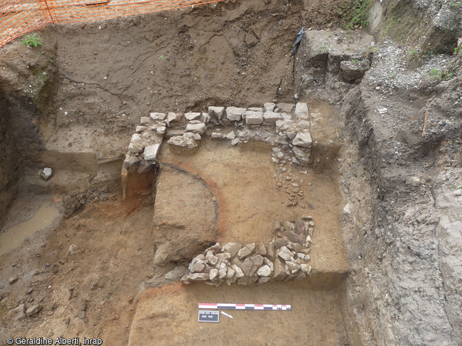    Enclos funéraire maçonné en pierres, Ier siècle ap. J.-C., Strasbourg (Bas-Rhin), 2024.            