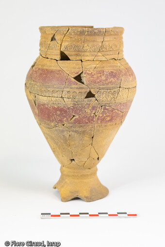 Vase funéraire recouvert de motifs poinçonnés alternés avec des bandeaux peints, découvert dans la sépulture à crémation d'une vaste nécropole celtique du second âge du Fer.