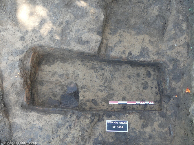    Vue d’un bûcher funéraire après fouille, Strasbourg (Bas-Rhin), 2024.        La découverte la plus notable concernant la nécropole est celle d’une dizaine de bûchers funéraires, dont une tombe bûcher, concentrés dans un espace relativement