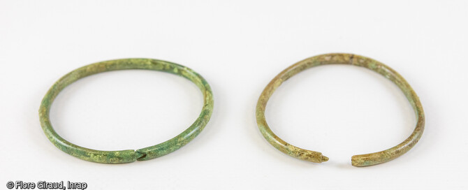 Exemple de système de fermoir dissimulé sur deux bracelets en alliage cuivreux.