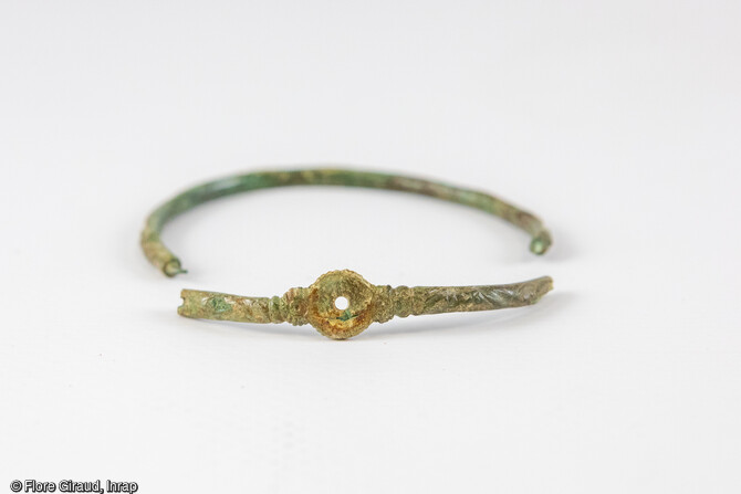 Détail de l’emplacement d’une matière enchâssée ou sertie, non conservée, sur un des bracelets.