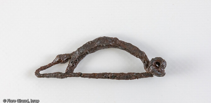Exemple d’une fibule en fer datée par sa typologie du troisième quart du IVe s. av. J.-C. par l’association d’un ressort et d’un arc peu proéminent et des têtes à renflement d’aspect aviforme non raccordés à l’arc.
