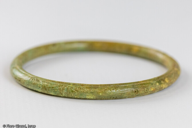 Détail d’un des deux bracelets ornés d’ocelles et de courbes longues.