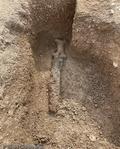 Vue générale de l’épée de la sépulture lors de sa découverte.