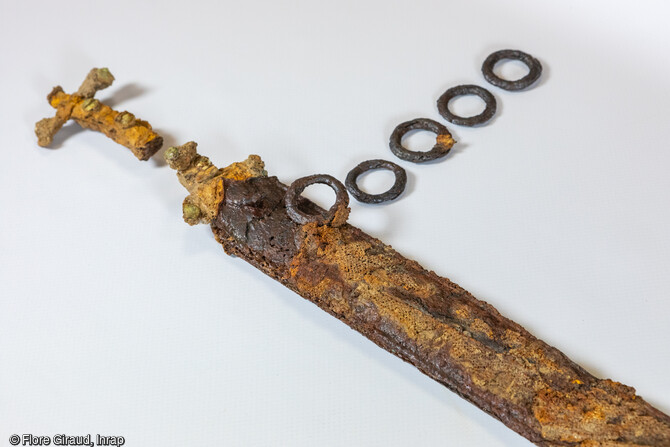 Détail de la plaque arrière du fourreau de l’épée de la sépulture avec éléments de tissus.