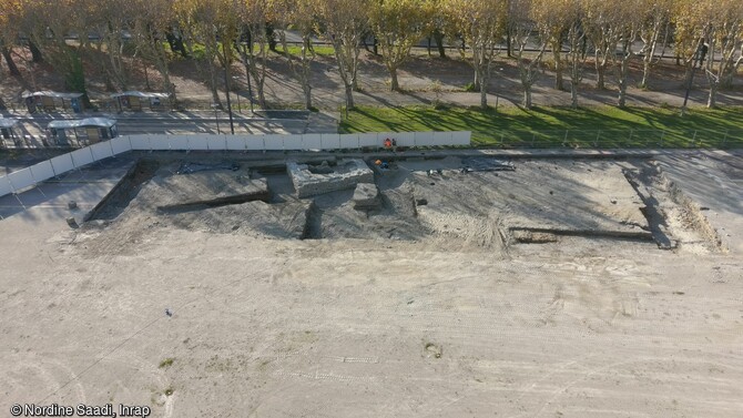 Vue générale de la fouille.  L'Esplanade, située à l'entrée de Grenoble, était un espace marécageux jusqu'au XVIIe siècle. Exploitée pour son sable et son bois, elle a été progressivement aménagée. Elle a servi de promenade, d'exercice et de cantonnement militaire, ...Lors des vestiges documentés est inédit : un édifice du XVIe siècle accompa