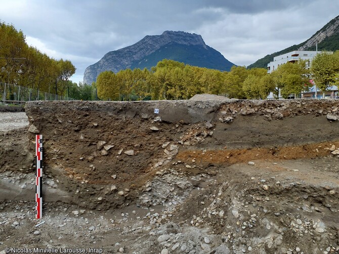 Vue en coupe d’un fossé drainant et de l’accumulation sédimentaire