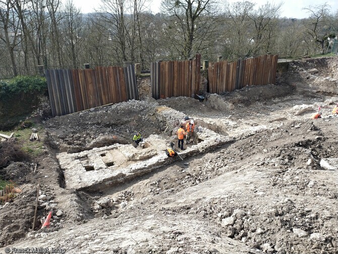 Au premier plan, on perçoit le pavillon est du logis abbatial du XVIIIe siècle dégagé par les archéologues.