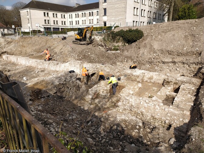 Au premier plan, on aperçoit le pavillon est du logis abbatial du XVIIIe siècle dégagé par les archéologues, Provins (Seine et Marne), 2025.