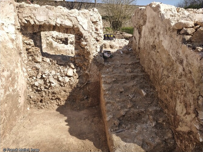 Escalier situé dans les sous-sols, donnant accès au pavillon est du logis abbatial du XVIIIe siècle.