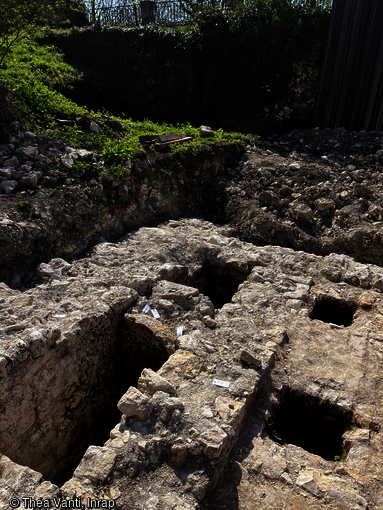 Les latrines, datant du XVIIIe siècle, étaient situées en dessous de chaises percées.