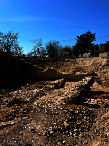 Vue d'ensemble du chantier de fouille à Provins. Les archéologues ont mis au jour les fondations du logis abbatial du XVIIIe siècle.