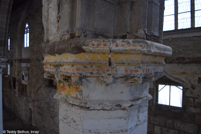  Chapiteau peint daté du XIVe siècle mis au jour lors de l'étude de bâti de la fouille du couvent des Jacobins à Morlaix (Finistère) en 2025.  L'étude a révélé des peintures médiévales.  