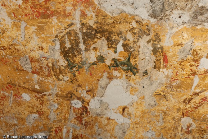 Visage du Christ en croix avec sa couronne d'épines, XIVe-XVe siècle, mis au jour lors de l'étude de bâti de la fouille du couvent des Jacobins à Morlaix (Finistère) en 2025.
