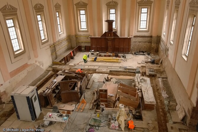 Vue drone du chantier à l'intérieur du temple, depuis l'ouest à Montbéliard (Doubs). Ce temple classé au titre des Monuments Historiques, a été édifié entre 1601 et 1607 par l'architecte wurtembergeois Heinrich Schikhardt, il serait le plus ancien temple protestant conservé en France. L'opération archéologique a consisté en un suivi de l'ouverture de tranchées à l'intérieur du temple et d'une tranchée courant le long de la face externe du mur sud. Cette opération a permis d'appréhender les vestiges de l'église médiévale Saint-Martin.   