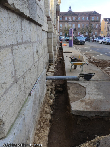 Vue d'ensemble de la tranchée ouverte le long du mur sud du temple Saint-Martin, depuis l'ouest à Montbéliard (Doubs). Cette opération a permis d'appréhender les vestiges de l'église médiévale Saint-Martin. 