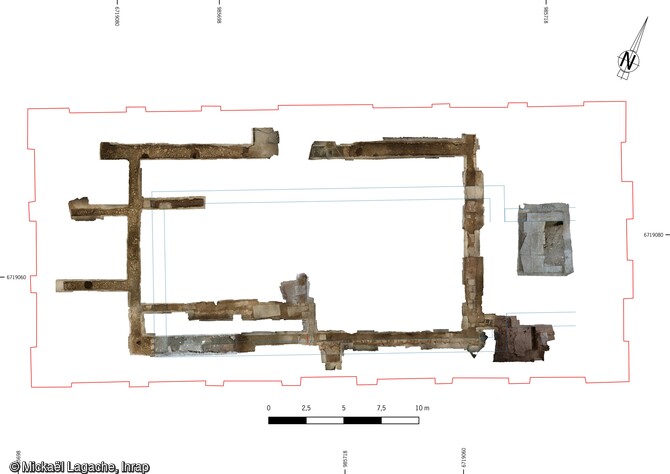 Relevé en photogrammétrie des vestiges mis au jour à l'intérieur de temple, avec restitution du tracé de l'église Saint-Martin dans son état final à Montbéliard (Doubs). Le plan de cette église a pu être appréhendé : sa nef unique longue de 22 m et large de 9 m, ouvrait à l'est sur un chœur large de 6 m et long de 5,50 m. Elle a été édifiée vers les XIe-XIIe siècles et a subi d'importantes transformations dans le courant du XVe siècle sans doute à la suite d'un incendie dont elle porte des stigmates.  