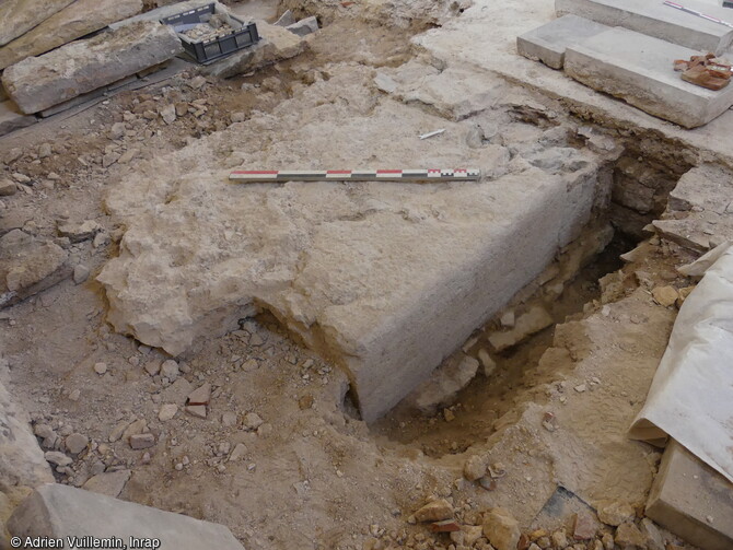 Vue d'un puissant massif en maçonnerie du XVe siècle (support d'un clocher ?) accolé contre le mur sud du chœur de l'église et perturbé par la tranchée de fondation du mur sud du temple (entre 1601-1607) à Montbéliard (Doubs). 