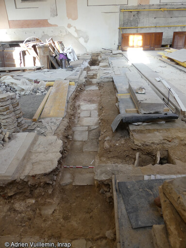 Vue d'une portion de sol dallé (état final de l'église Saint-Martin) à Montbéliard (Doubs).