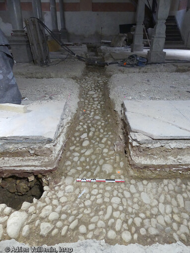 Vue du sol en galets ceinturant l'église médiévale au nord et à l'ouest mis au jour à Montbéliard (Doubs).