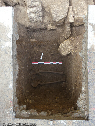 Sépulture partiellement fouillée, au sud du mur de fondation méridional du temple (soit à l'extérieur de l'église) à Montbéliard (Doubs).