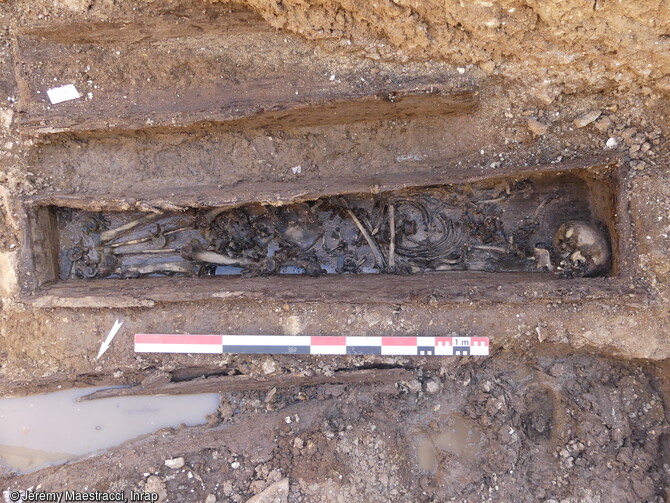 Inhumation dans un contenant en bois, datée entre 1302 et 1411, mise au jour en 2022 à l'occasion d'un diagnostic, à une dizaine de mètres au sud du temple Saint-Martin à Montbéliard (Doubs). Cette inhumation se trouvait dans l'ancien cimetière de l'église médiévale Saint-Martin. 