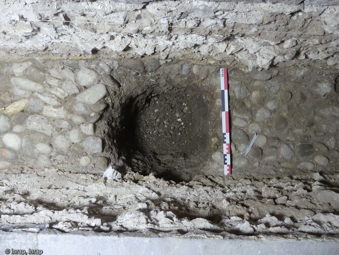 L'opération archéologique a également permis de documenter le chantier de construction (1601-1607) du temple Saint-Martin à Montbéliard (Doubs). Le sol en galets en été recouvert par un sol en terre battu et a été transpercé par des trous pour écoperches, d'un diamètre de 0,50 m et d'une profondeur de 0,70 m environ, le long de la face interne des murs. 