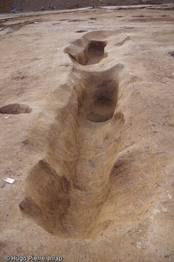 Fosses allongées au sein de l'espace habité mises au jour dans le village de la fin de l'âge du Bronze à Onnaing (Nord). Ces types de fosses décrivent des activités variées, quotidiennes et artisanales effectuées autour ou au sein des habitations : le filage et le tissage, la métallurgie, le stockage et le traitement des denrées. 