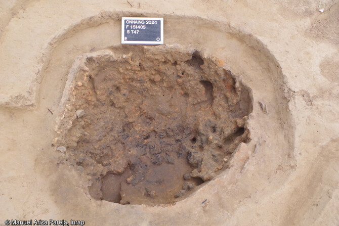 Fosse-silo réemployé en four, mise au jour dans le village de l'âge du Bronze final à Onnaing (Nord). État 1 : décapage en plan. 