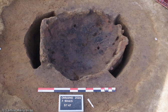 Fosse-silo réemployé en four, mise au jour dans le village de l'âge du Bronze final à Onnaing (Nord). État 2 : décapage en plan au niveau de la sole foyère.