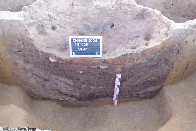 Fosse-silo réemployé en four, mise au jour dans le village de l'âge du Bronze final à Onnaing (Nord). État 3 : coupe transversale de la structure.