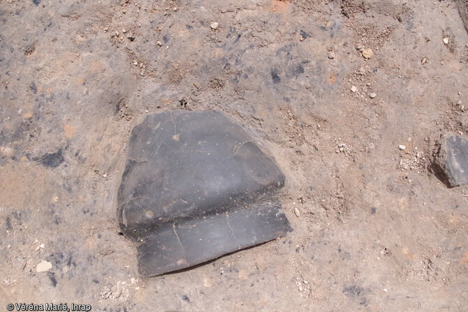Céramique conservée dans une fosse d'habitat du village de l'âge du Bronze final à Onnaing (Nord). 