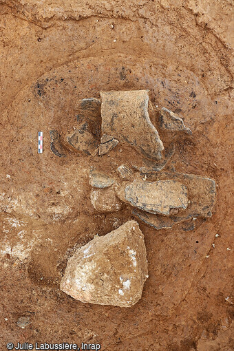 Des fragments de céramique et des silex taillés éparpillés dans les sédiments témoignent d'une fréquentation diffuse du site du Domaine de la Vallée Verte à Marseille (Bouches-du-Rhône) : Céramiques dans le petit foyer. 