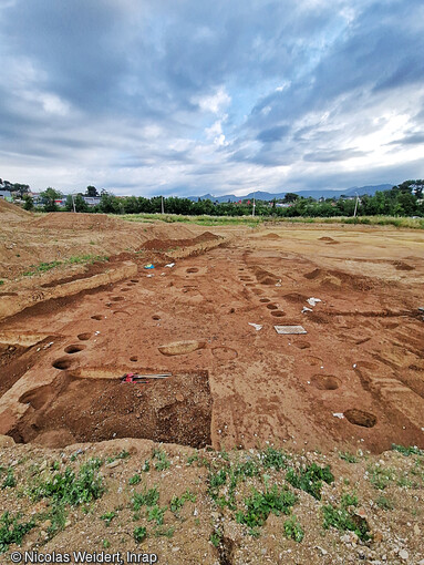 La  Grande maison  de l'âge du Bronze ancien en cours de fouille sur le site du Domaine de la Vallée Verte à Marseille (Bouches-du-Rhône). La découverte la plus importante est ce grand bâtiment sur poteaux porteurs, long de près de 30 m et large d'environ 9 m, mis au jour à l'ouest du site. La structure comporte 24 poteaux à l'est, 25 à l'ouest et 6 poteaux faîtiers de grande dimension sur l'axe central. A l'extrémité nord 17 des trous de poteaux matérialisent une abside semi-circulaire. 