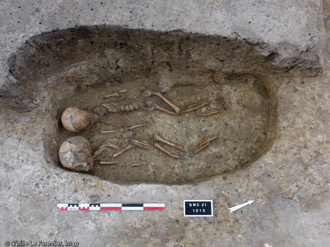 Sépulture double d'enfants, mis au jour dans le cadre de suivis de travaux pour la construction de réseaux urbains à Bobigny révélant un nouveau pôle funéraire daté de la Tène moyenne. 
