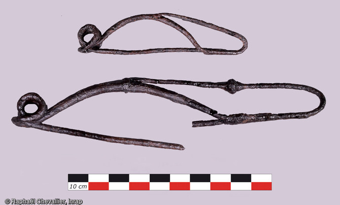 Fibules en fer restaurées. D'après leur position, elles servaient tout autant à fixer des vêtements que des linceuls. Elles ont été mis au jour lors de fouille à Bobigny (rue Cachin)révélant un nouveau pôle funéraire daté du second âge du Fer.