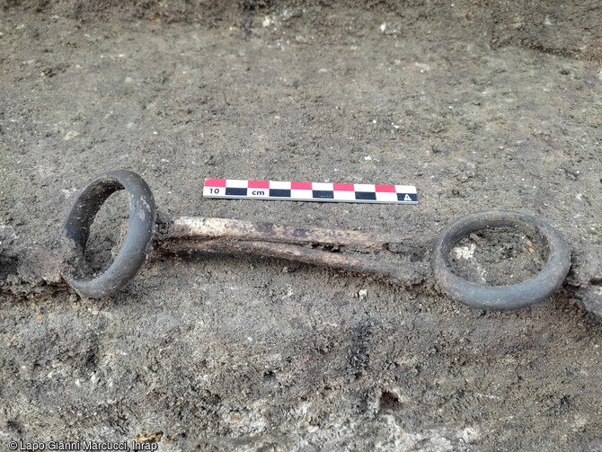 Bracelets en lignite de la nécropole rue Marcel Cachin à Bobigny. Mis au jour dans le cadre de suivis de travaux pour la construction de réseaux urbains à Bobigny qui a révélé un nouveau pôle funéraire daté de la Tène moyenne.