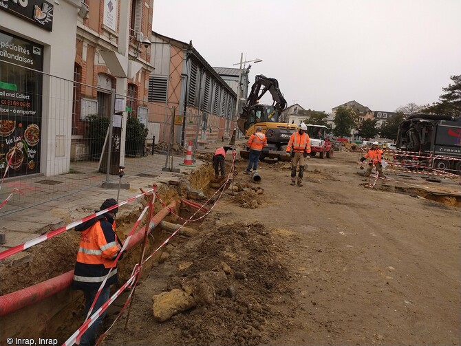 Vue générale de la fouille place du Comte Haymon à Corbeil-Essonnes (Essonne). Longtemps appelée place du Marché, la place porte aujourd'hui le nom d'un personnage qui a fait construire au Xe siècle un château et l'église Saint-Spire ou il repose aujourd'hui. 