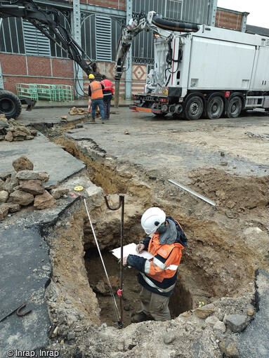 Diagnostic archéologique place du Comte Haymon mis en œuvre en 2024 à Corbeil-Essonnes (Essonne), montrant la présence de vestiges enfouis sous l'ensemble de la place. 