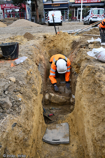 Dans les tranchées du diagnostic archéologique mis en œuvre en 2024, à Corbeil-Essonnes (Essonne), les archéologues ont constaté la présence de maçonneries, de niveaux de sol et de sépultures. 